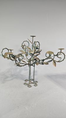 Beau chandelier en fer et tôle patinée à sept lumières.