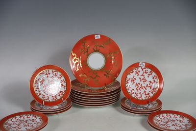 un grand nombre d'assiettes posées sur une table