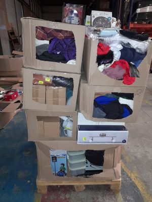 boîtes empilées dans un entrepôt