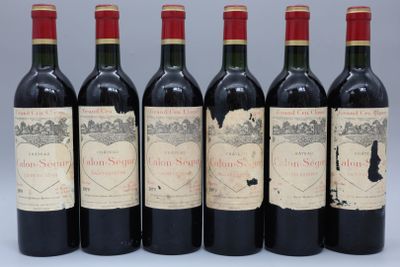 six bouteilles de vin rouge sont alignées