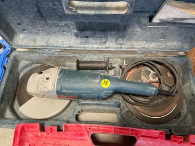 un outil dans une boîte à outils contenant des outils
