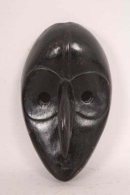 l'image d'un masque noir sur fond blanc