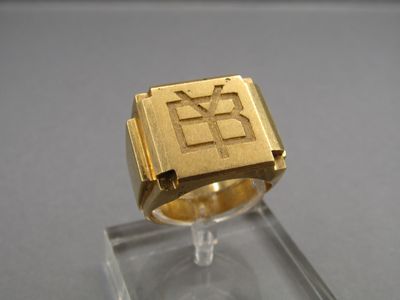 une image représentant une bague en or sur laquelle figure la lettre h