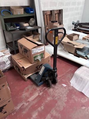 beaucoup de boîtes et de cartons sur le sol d'une pièce