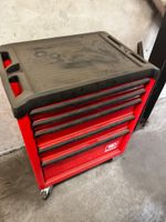 une servante d'atelier sur roulettes FACOM avec son contenu …
