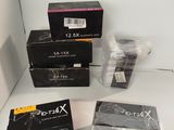 plusieurs cartons contenant du matériel électronique posés sur un comptoir blanc