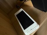 un téléphone portable blanc posé sur une table en bois