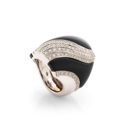 BAGUE ornée d'un motif linéaire composé d'onyx et de diamant…