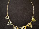 un collier doré et noir sur fond noir
