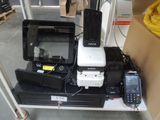 tout un tas d'appareils électroniques posés sur une étagère