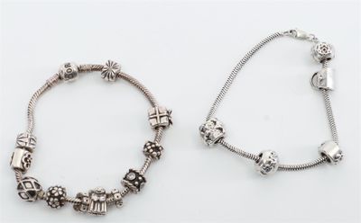 deux bracelets en argent et un bracelet orné de breloques