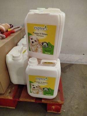 trois bacs de litière pour chat posés sur une palette