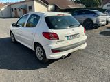 une petite voiture blanche garée dans un parking