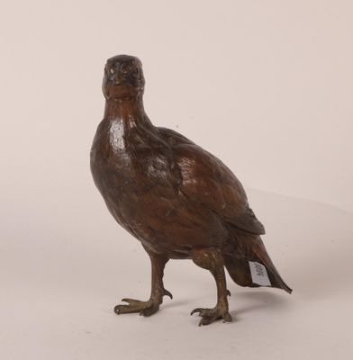 statue en bronze représentant un oiseau sur fond blanc