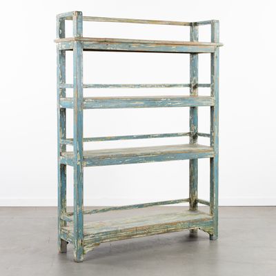 une vieille étagère en bois comportant quatre tablettes