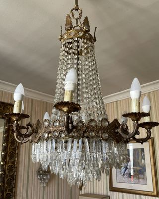 un lustre suspendu au plafond d'un salon