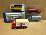 un camion rouge et blanc, un camion rouge et blanc, un camion bleu et blanc, un camion rouge et blanc, un camion rouge et blanc