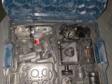 une boîte à outils ouverte, contenant des outils, posée par terre
