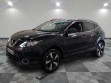 le suv noir de nissan est garé sur un carrelage en damier