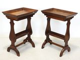 une paire de tables d'appoint anciennes en bois, surmontées de plateaux