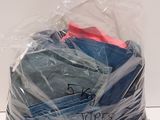 un sac de vêtements emballé dans du plastique