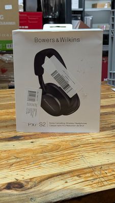 emballage d'un casque audio posé sur une table en bois dans un magasin