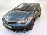 La Toyota Corolla est garée dans une pièce blanche.