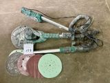 un grand nombre d'outils posés sur le sol
