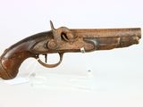 un gros plan d'un pistolet sur une surface blanche avec un fond blanc