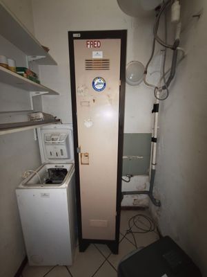 une petite cuisine équipée d'un réfrigérateur et d'un lave-linge