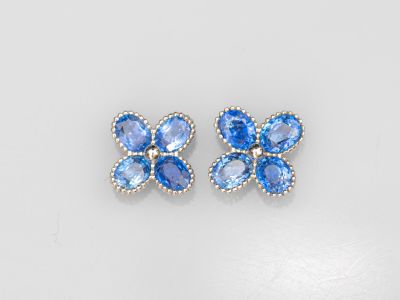 une paire de boucles d'oreilles en saphir bleu et diamants