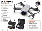 un gros plan sur une boîte contenant une télécommande et un drone