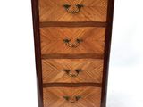une commode en bois comportant quatre tiroirs de chaque côté