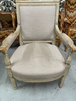 une chaise placée devant un canapé