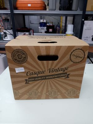 une boîte en carton posée sur une table