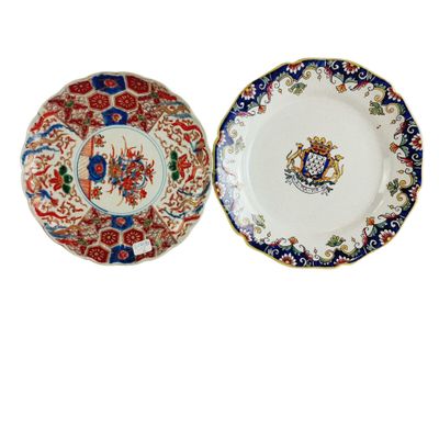 deux assiettes aux motifs différents, posées côte à côte