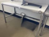 une photo d'un lavabo dans des toilettes publiques