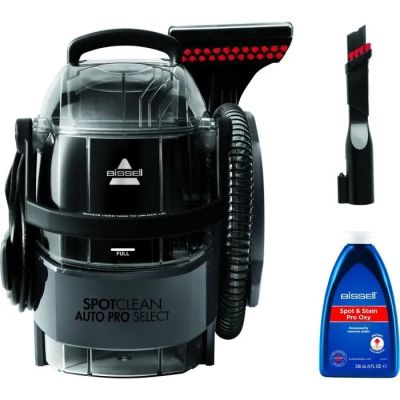 un aspirateur et un flacon de produit nettoyant sur fond blanc