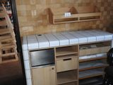 une petite cuisine avec un évier et un plan de travail en bois