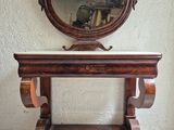 une table en bois sur laquelle se trouve un miroir