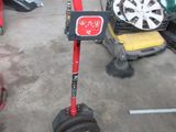 une image représentant une roue rouge et noire sur laquelle figure un panneau