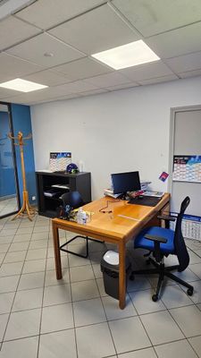 une pièce équipée d'un bureau, d'une chaise et d'un ordinateur