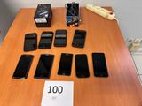 beaucoup de téléphones portables posés sur la table