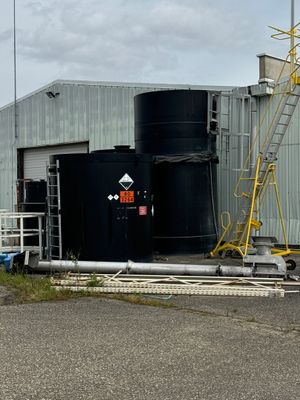 une photo d'un grand bâtiment industriel devant lequel se trouvent de nombreux réservoirs
