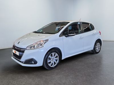 la petite voiture blanche est garée dans une grande pièce