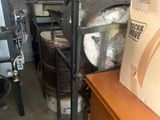 une pièce avec beaucoup de boîtes sur les étagères