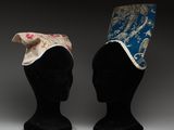 deux chapeaux posés sur une tête de mannequin, ornés de motifs bleus et blancs