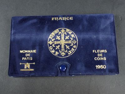 une image représentant un sac à main bleu orné d'un emblème doré