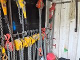 de nombreuses chaînes accrochées au mur d'un immeuble