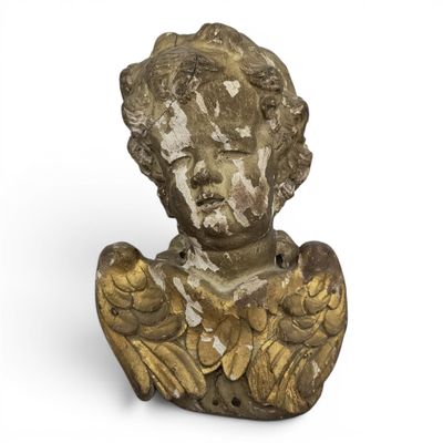 une vieille statue d'un ange ailé sur fond blanc